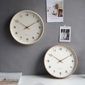 Väggklocka i trä - skandinavisk enkelhet