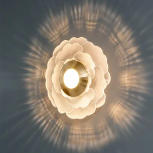 Blominspirerad vägglampa – Elegant blommig hembelysning