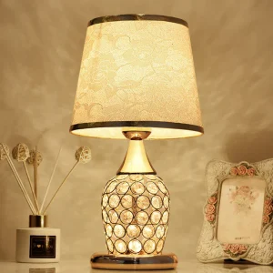 Elegant bordslampa i kristalltyg - europeisk design med mönstrad tygskärm