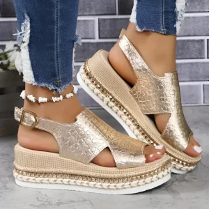 Damsandaler med kilrem och slip-on-motiv