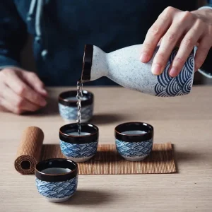 Zen-inspirerat sakeset – japanska keramiska koppar och servering