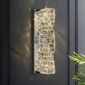 Dekorativ vägglampa i krom med skimrande kristallelement