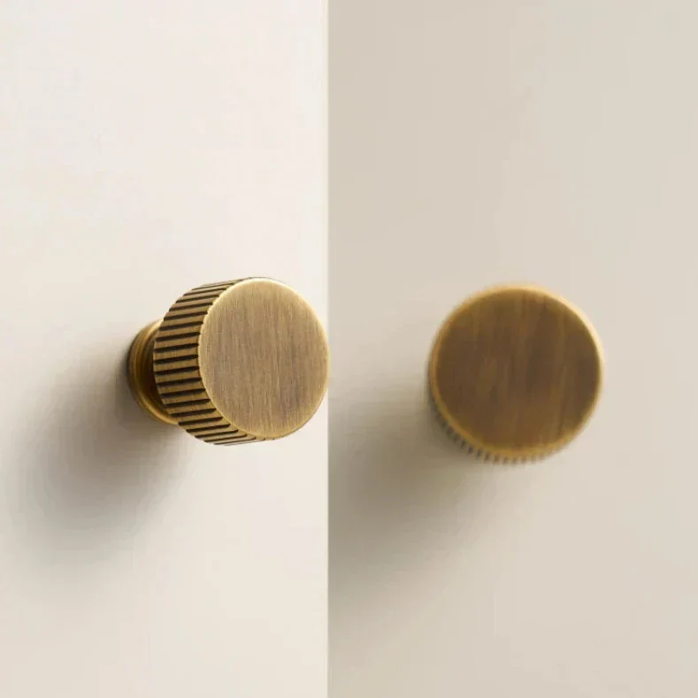 Modern lådknopp med texturerade detaljer – Snygg möbelbeslag - Bild 4