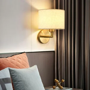 Modern vägglampa i tyg med skärm – Geometrisk design för sovrumsbelysning
