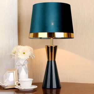 Skandinavisk inspirerad keramisk bordslampa med tygskärm